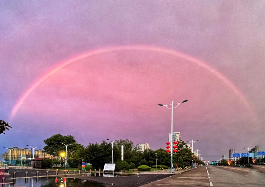 雨后城市上空出现彩虹。陈守兵摄