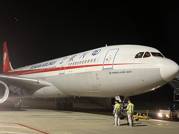 20时32分，航班3U8985紧急备降扬泰机场。扬泰机场供图