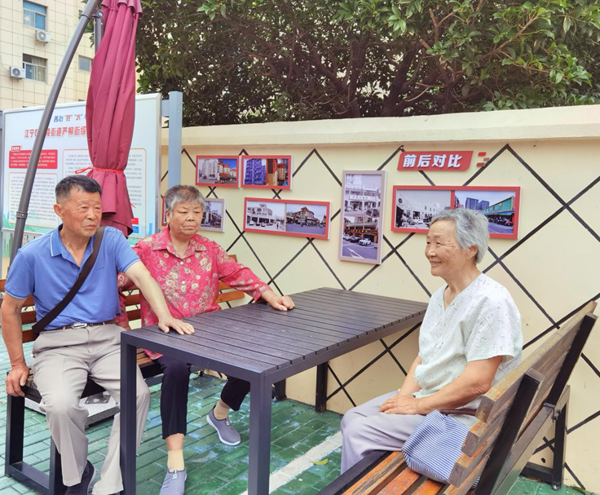 市民在秣陵街道嚴柳街路邊休憩。江寧區委宣傳部供圖