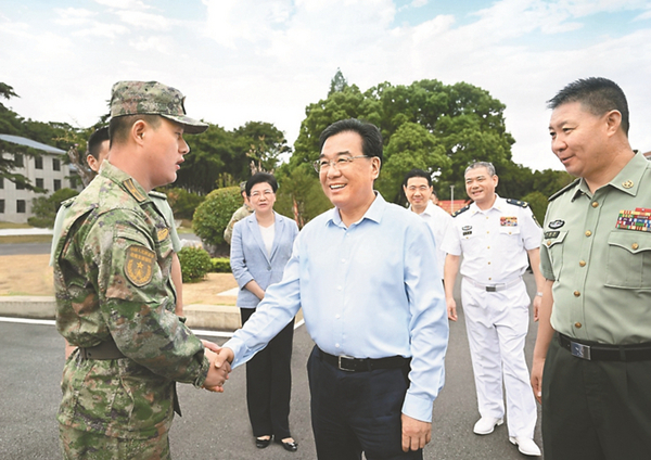 信長星走訪慰問駐蘇部隊子弟兵：軍地合力軍民同心共筑中國夢強軍夢