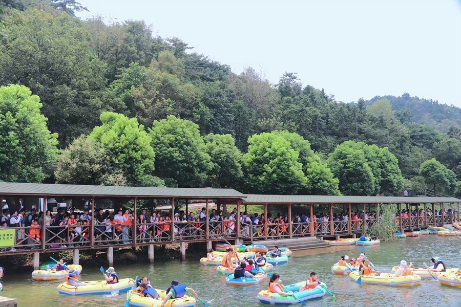 游客在森林世界排队玩漂流。金坛茅山旅游度假区供图