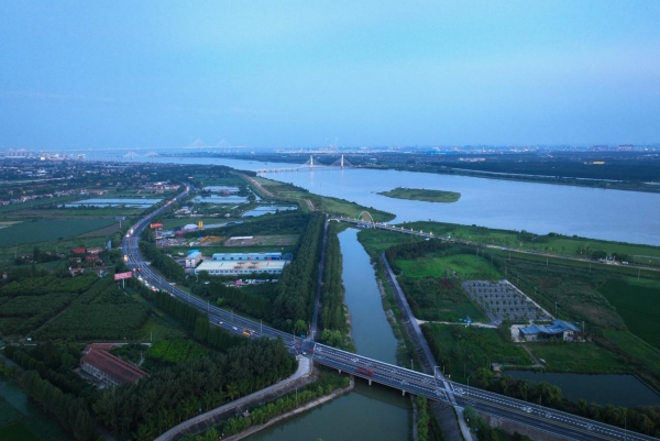 航拍龙游湾沿江生态景观带。薛冯摄