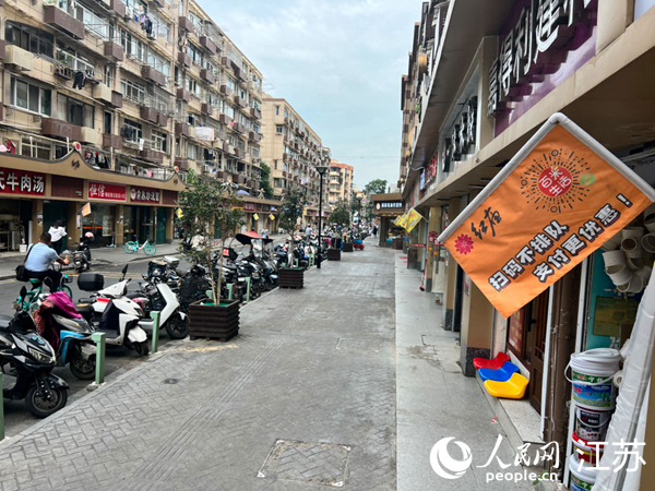 红庙老街店面门前插上了“百米享购”平台宣传旗帜。人民网记者 马晓波摄