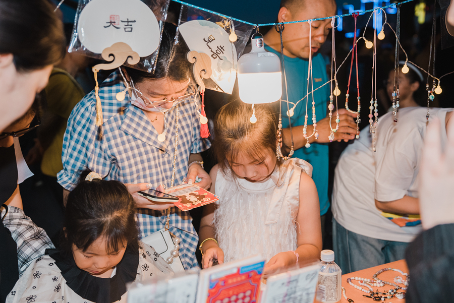 夜幕降临，市民在逛市集。蒋梦蝶摄