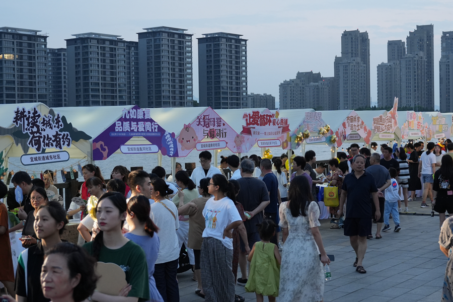 各具特色的文明实践夜集服务。蒋梦蝶摄