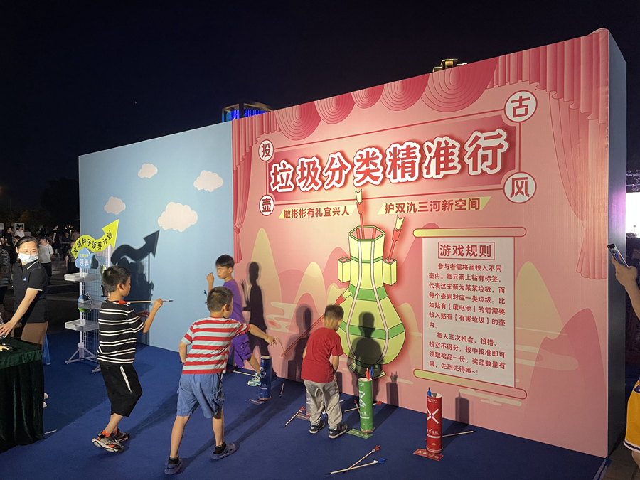 孩子们积极参与夜集文明实践活动。蒋梦蝶摄