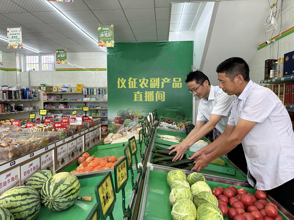 工作人员帮助零售户上架果蔬产品。遇晧摄