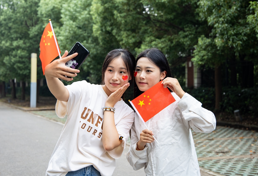 学子与国旗合影。张佳瑶摄