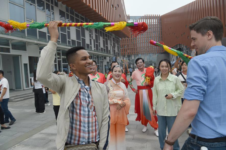 外国友人参与民俗体验活动。吴俊摄