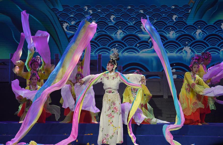 惠民演出现场。吴俊摄