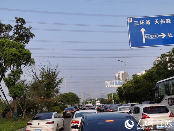 宝华镇仙林东路早高峰拥堵场景。人民网记者 马晓波摄