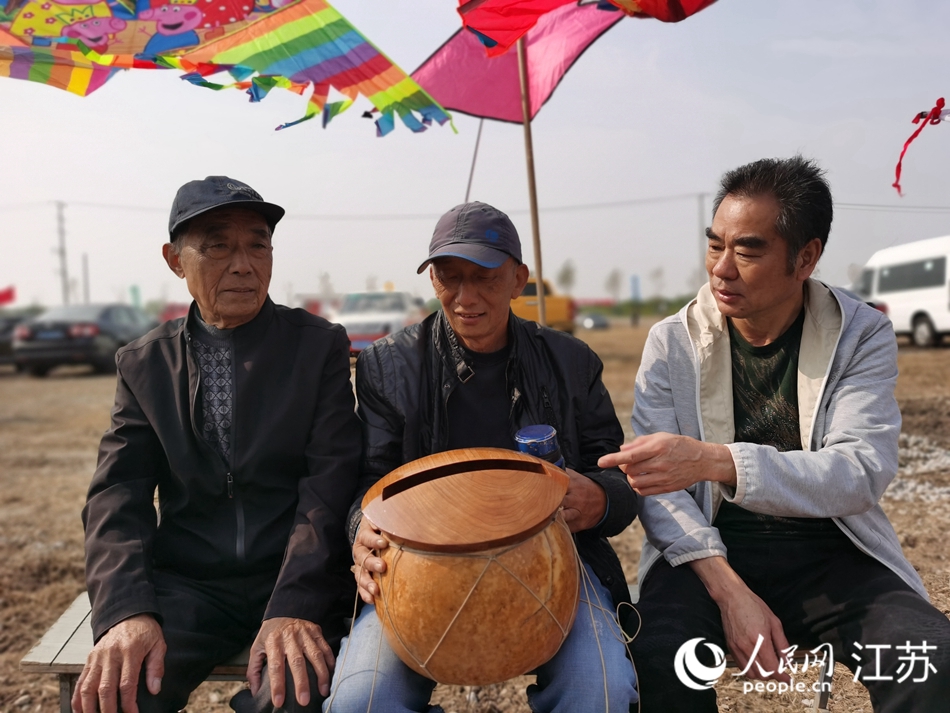 如东非遗传承人展示哨口板鹞风筝。人民网记者王继亮摄
