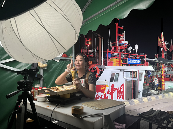 主播在镜头前直播售卖海鲜。赣榆区委宣传部供图