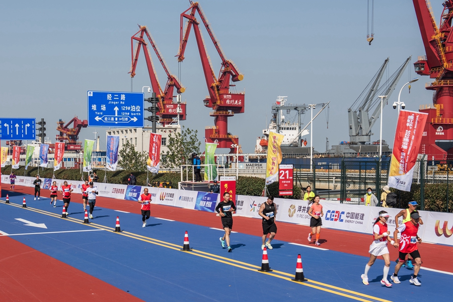 参赛选手在工业园区港区奔跑。徐圩新区管委会供图
