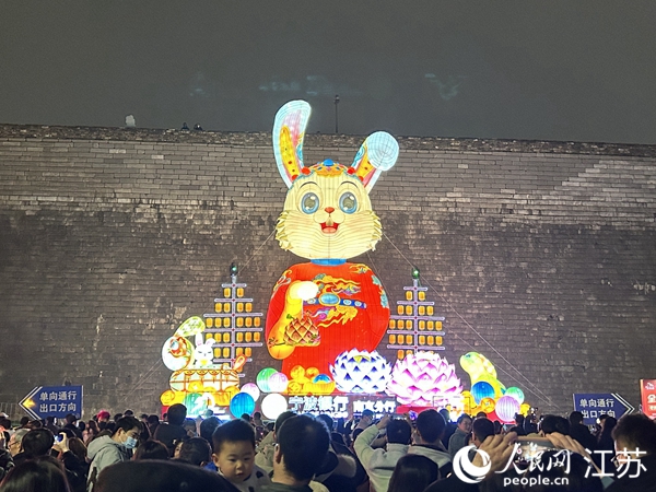 游客在门东历史文化街区欣赏明城墙夜景。人民网 王丹丹摄