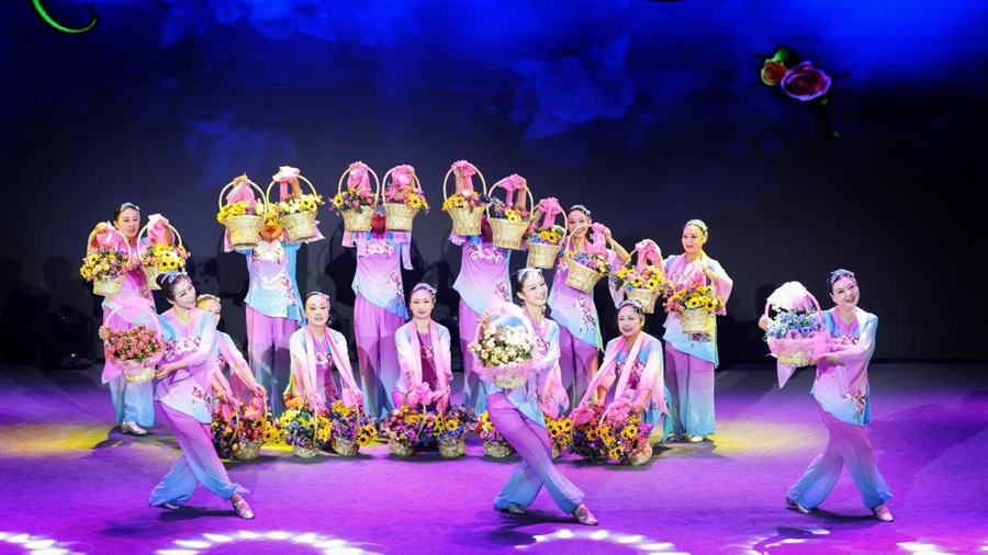 太仓市中心广场舞蹈队表演《竹篮花香》。泰兴市委宣传部供图