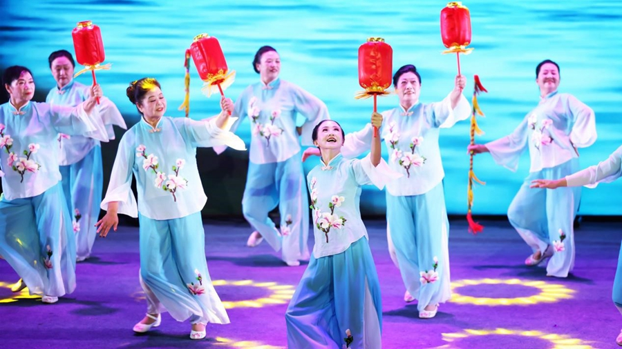 泰兴市府前社区飞凤戏曲艺术团表演《泰兴花鼓》。泰兴市委宣传部供图