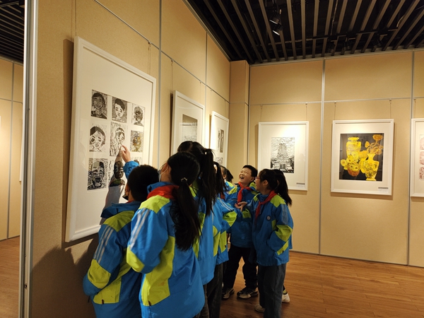 小学生参观少儿版画双年展。东海县委宣传部供图