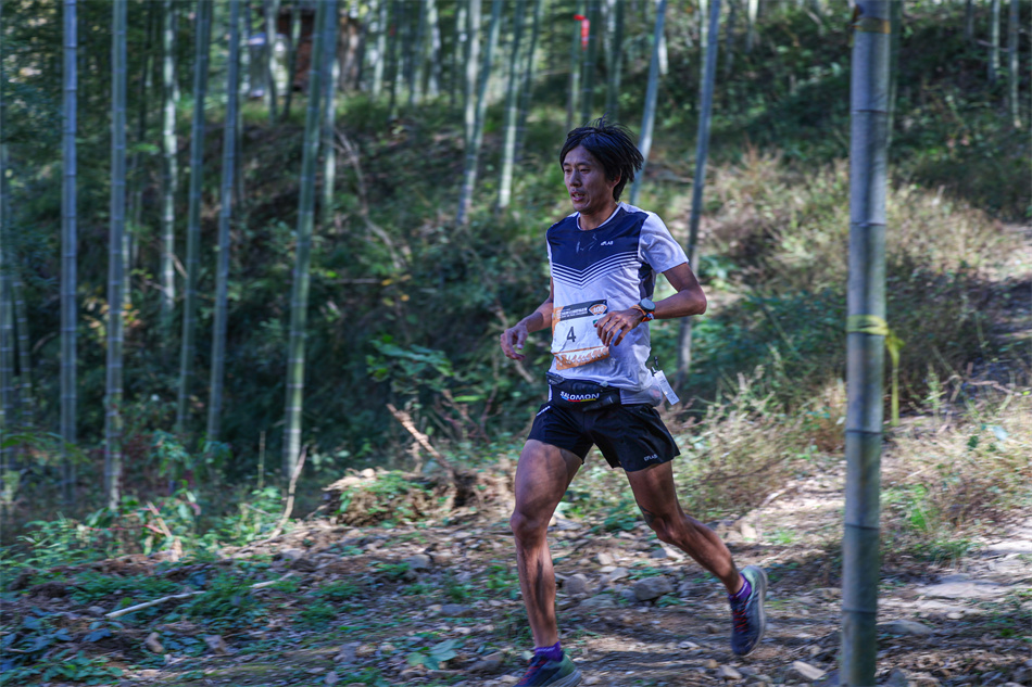 选手穿越风景秀美的竹林。 宜宣摄