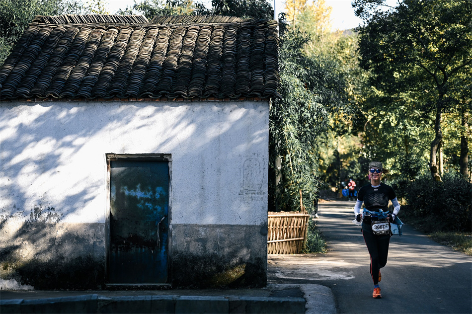 跑者边赏美景边跑步。 宜宣摄