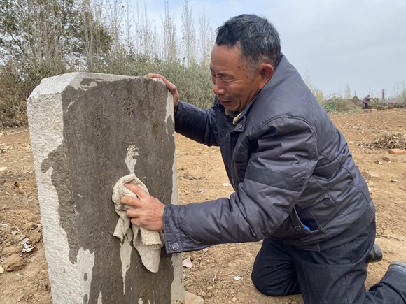 在淄博市周村区南郊镇某处找到的徐希增烈士墓碑。张南宁摄