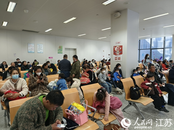24日上午，在南京儿童医院河西分院等待输液的儿童和家长。人民网 张瀚天摄