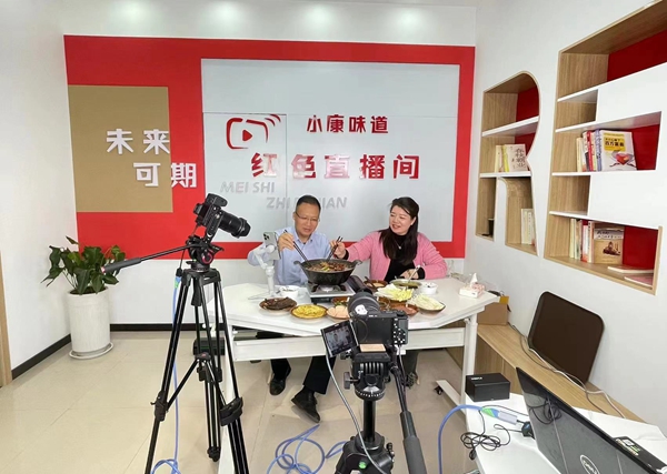 主播在红色直播间向网友介绍当地特色美食。淮安经开区供图