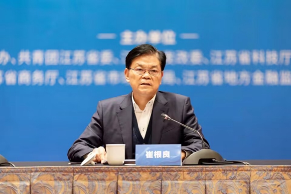 亨通集团党委书记、董事局主席崔根良为青年企业家讲授开班第一课。亨通集团供图