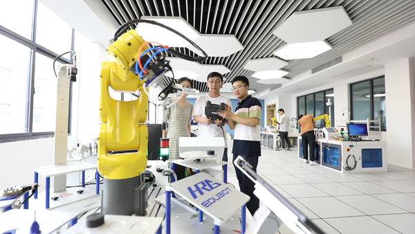 基于5G、AR技术的机器人模拟实操教学。江苏移动供图
