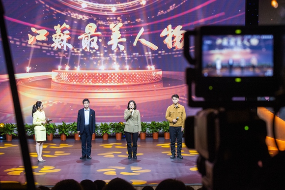 江苏“最美诚信之星”於如桂先进事迹发布会上，於如桂携家人接受专访。冀春阳摄