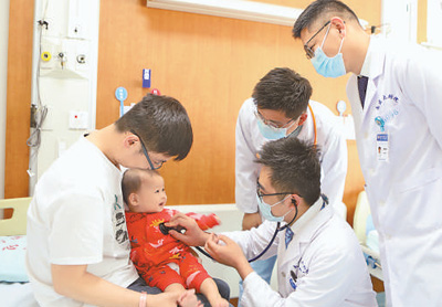 “心佑工程”团队的医生在为一名幼儿听诊。受访者供图
