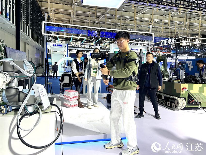 市民体验穿戴式双臂辅助机器人。人民网 王丹丹摄