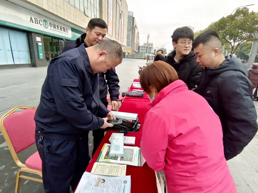 在市民广场“摆摊设点”设立宣传咨询台。芮莹摄