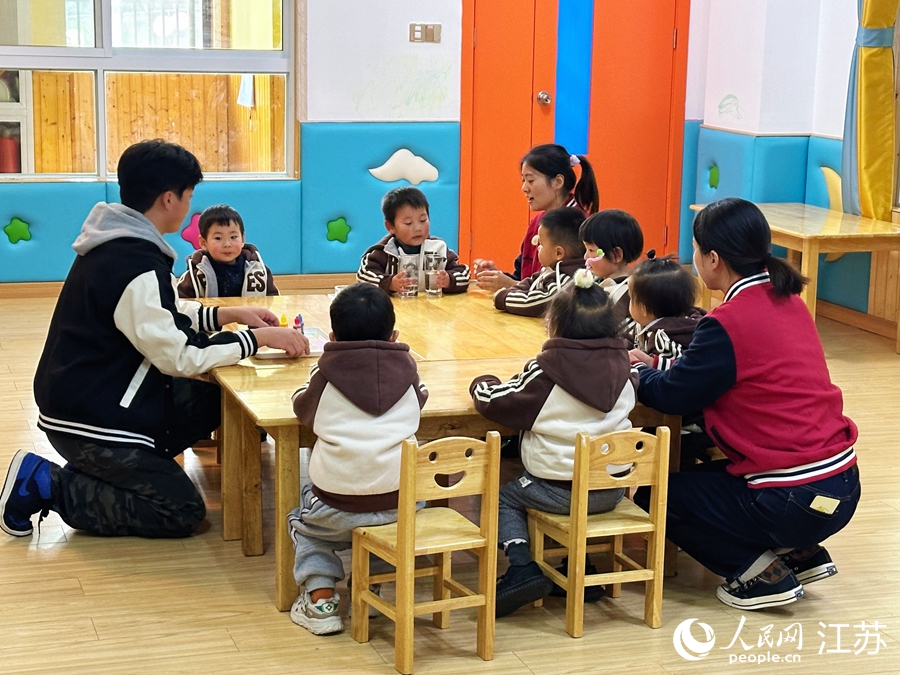 泰州姜堰区原点托儿所内，孩子们在做游戏。人民网 周梦娇摄.jpg