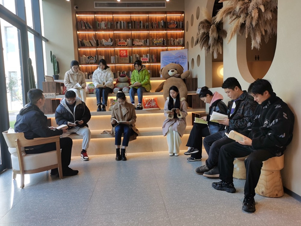 “青年之家”内，员工正在翻阅书籍。邳州市委宣传部供图