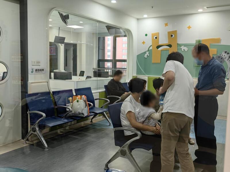 建邺区沙洲社区卫生服务中心接种处，打完疫苗的孩子与市民在留观中。杨彦 摄