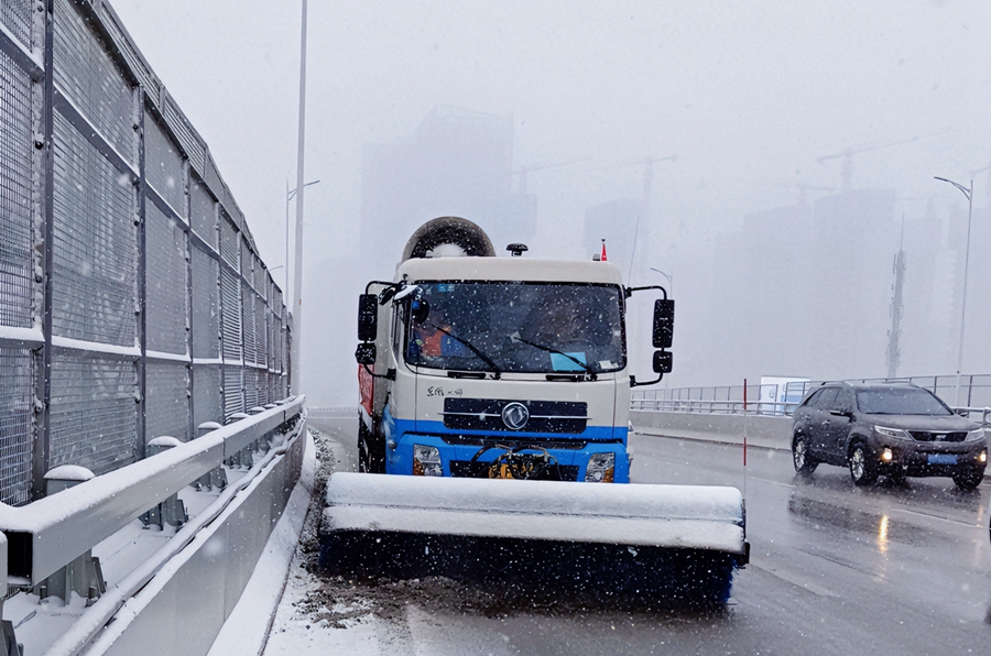 南京市開展掃雪防凍行動。