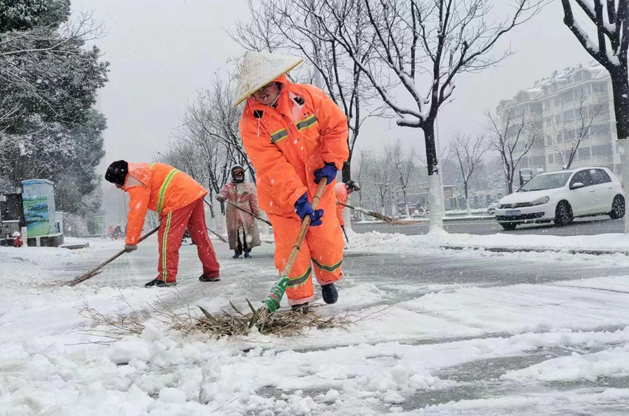 南京市開展掃雪防凍行動。