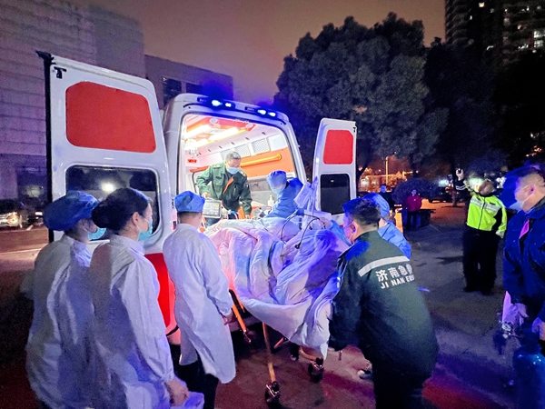 小呂被送到無錫市人民醫院。孟飛攝