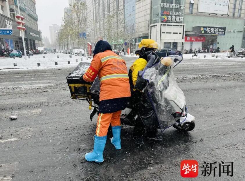 南京出動3.8萬人迎戰大雪 商戶自發為沿街環衛工人送上熱水熱飯