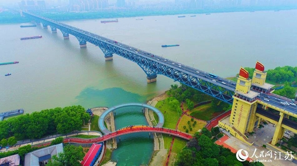 南京長江大橋親水圓環景觀橋。冷金明攝