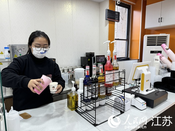 栖栖小店的“无声咖啡师”。人民网记者 马晓波摄