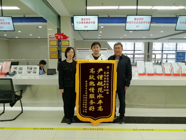 企业负责人向洪泽区投资项目代办服务中心窗口送去锦旗。洪轩摄
