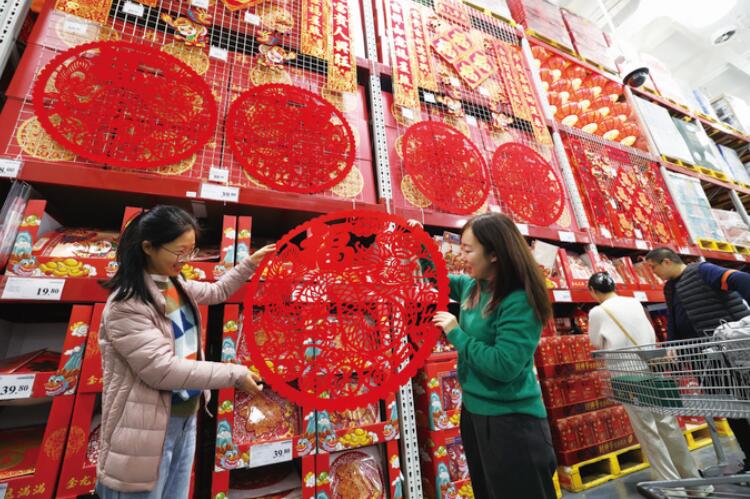 南京超市商场推出春节商品 吸引市民前来选购年货