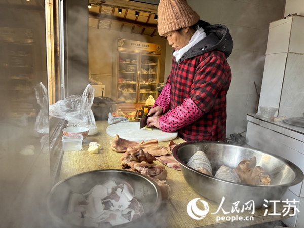 烹饪中的王月霞。人民网记者 马晓波摄