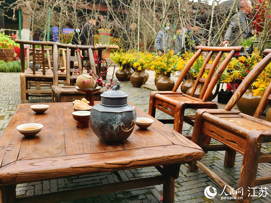 老桌椅、老茶炉品茶场景展示。人民网记者 王继亮摄