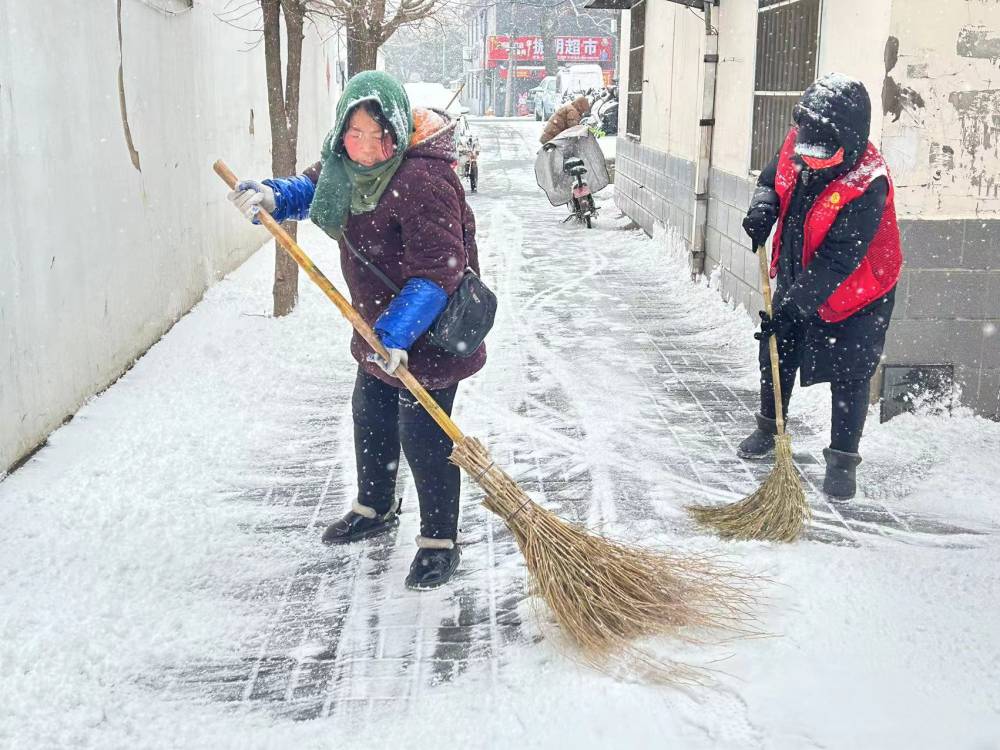 环卫工人清扫背街小巷积雪。 海州区委宣传部供图