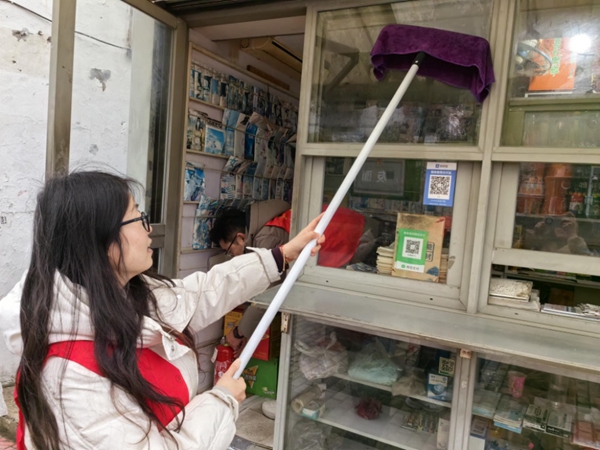 “泰金叶”志愿者帮助困难群众打扫卫生。焦红霞摄