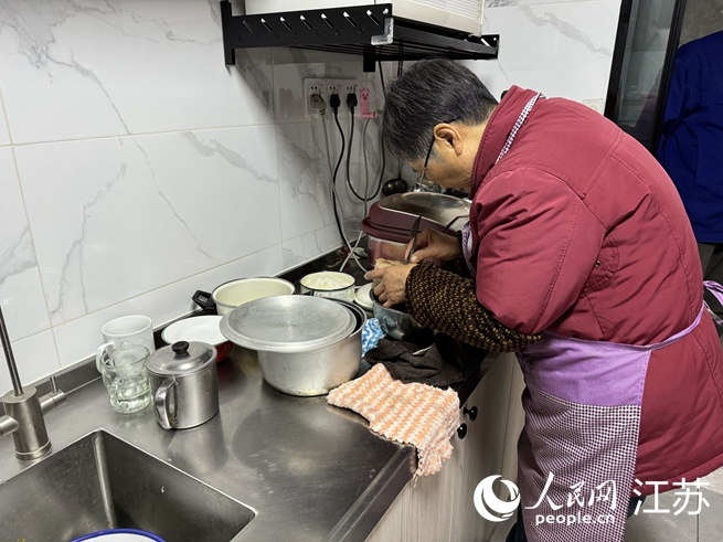 “老南京”许庆的老伴在做扣肉。人民网记者 马晓波摄