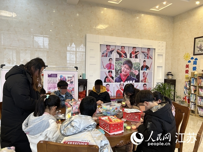 “儿童关爱之家”里举办春节互动活动。人民网 王丹丹摄